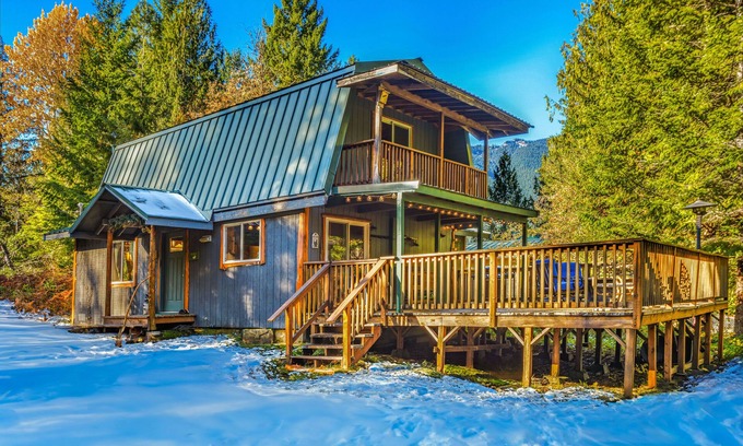 Packwood Cabin | Ski White Pass. Hike Rainier. Quiet & Restful.
