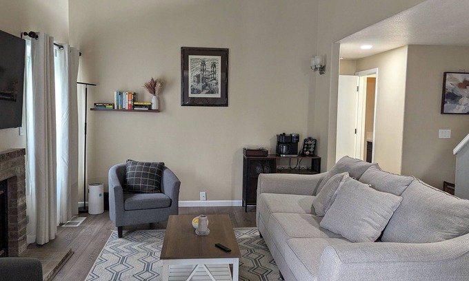 Beaverton House | Sky-High Foyer & Spa Retreatn
