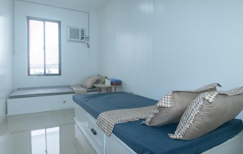 Iloilo City Proper Hotel | Skybox Pension House by RedDoorz