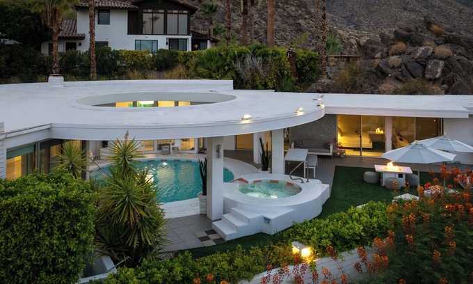 Canyon Corridor House | Skyfall House -Stunning secluded, peaceful iconic 3-bedroom home!