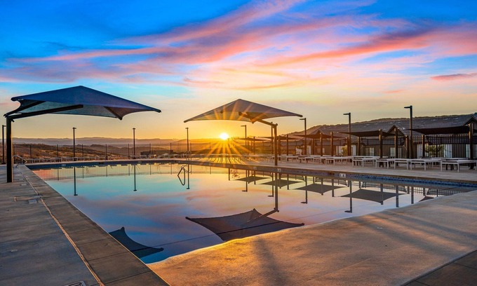 St. George House | Skyline 1645|Fire pit, Paddle boards, EV Charger, Community Amenities!