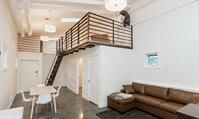East Village Apartment | Skyline Penthouse |BBQ, Sleeps 8