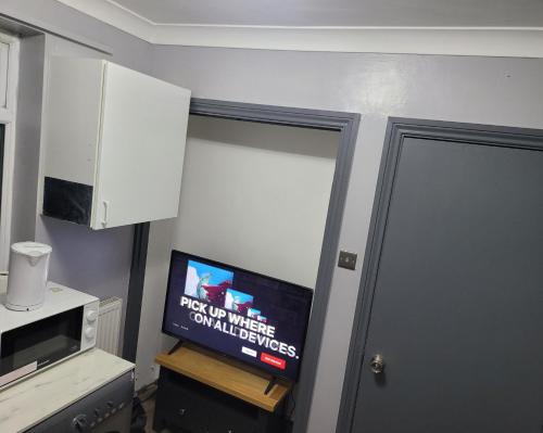 Havering Apartment | Sleek 2 bedroom flat-sleeps up to 5 guest