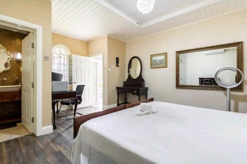 Ocho Rios Apartment | Sleek 4PPL apartment, Pool, Parking, Gated, CCTV & Wifi