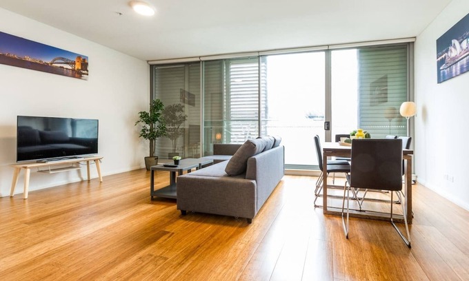 Chinatown Apartment | Sleek Chinatown Pad in the Heart of the CBD