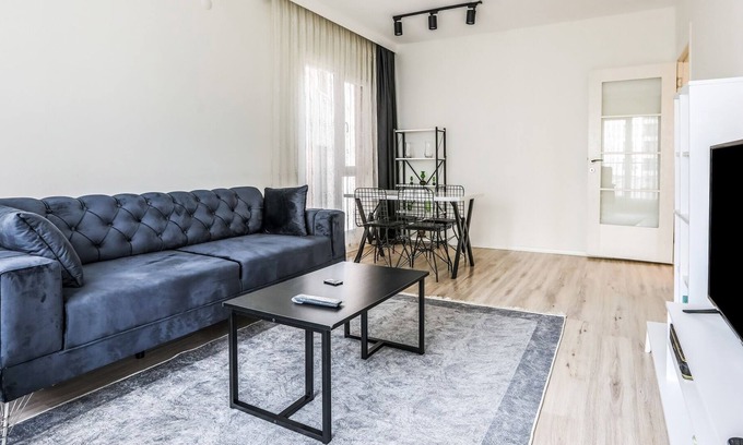 Pendik District Apartment | Sleek Flat with Tuzla Balcony
