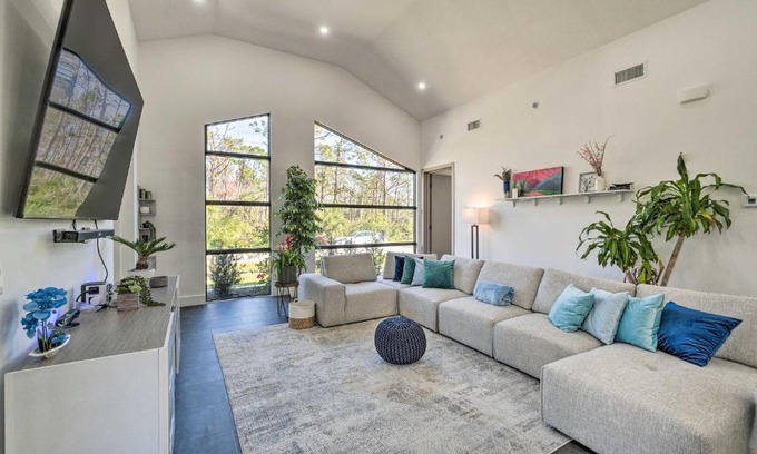 Port Charlotte House | Sleek Home with Kayak about 4 Mi to Harbor!