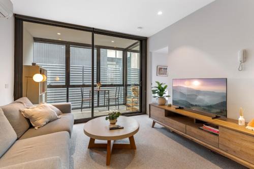 Collingwood Apartment | Sleek Inner-City 1-Bed Pad with Pool & BBQ