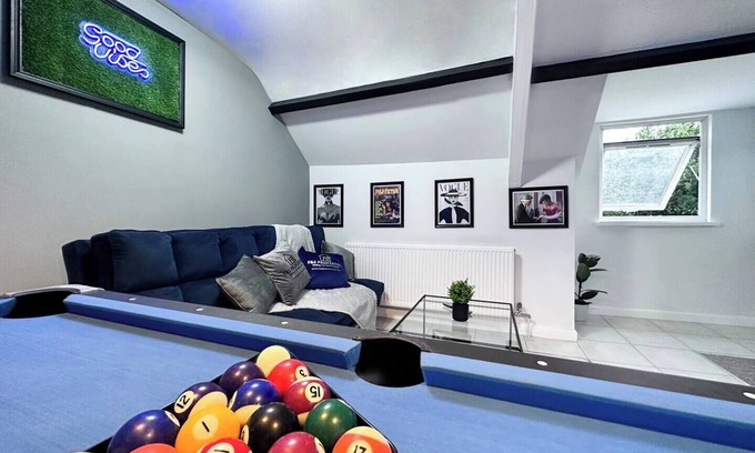 Pentre Apartment | Sleek Skyward Serenity 2bed w/Pool Table - Ystrad