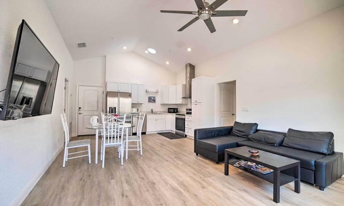 Tavares Condo | Sleek Tavares Condo 3 Miles to Downtown
