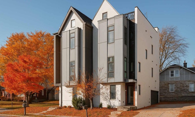 East Hill House | Sleep 10 With Skyline Rooftop Views! 10 min to DT!