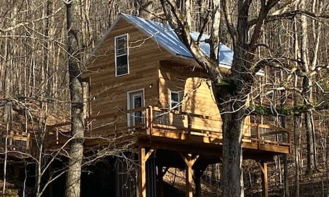 Guild Cabin | sleepin bear · NO SUNDAY CHECK INS TREEHOUSE CABIN , hot tub,