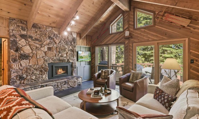 Truckee House | Sleeping Bear Lodge- Remodeled 3BR Cabin- Fireplace- Ski Shuttle- Pet-Friendly