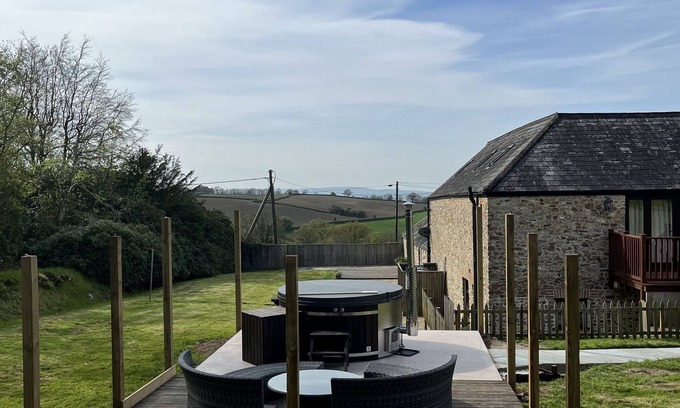 West Buckland House | Sleeps 12 - Converted Barn in Rural Location