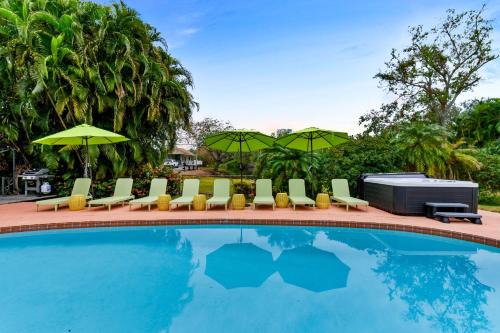 Largo House | Sleeps 12 Heated Pool Pickleball Hot Tub Fire Pit