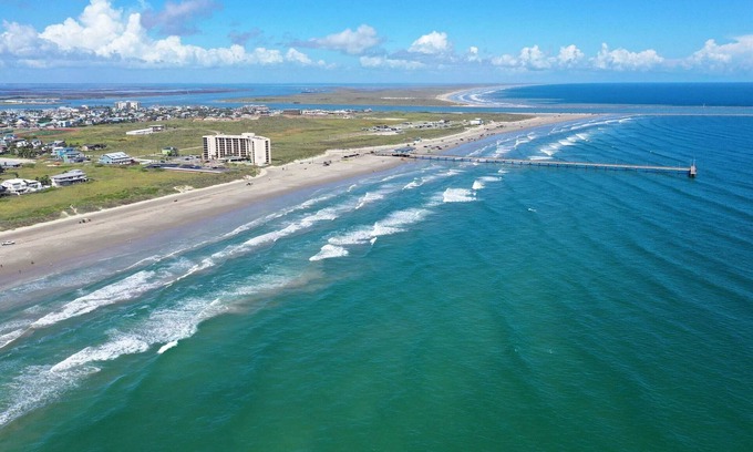 Port Aransas Cottage | Sleeps 12 w/Pool + Short Walk to Beach Costa Bahia Dual Retreat