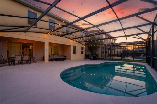 Loughman House | Sleeps 14 Heated Pool + Lazy River + Game Room