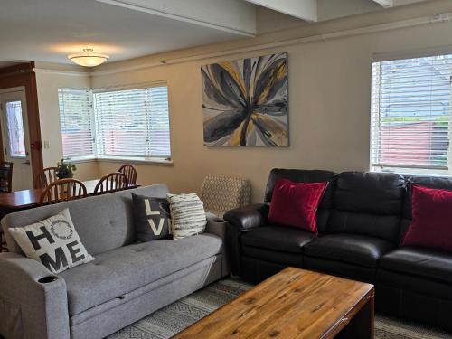 College House | Sleeps 16 under Aurora