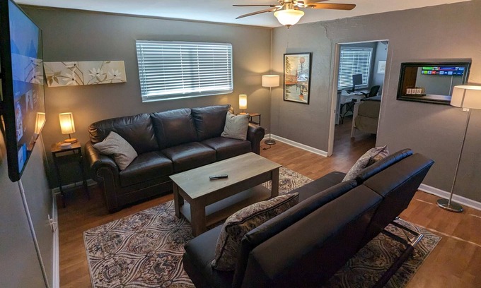 Knoxville House | Sleeps 17, 4 baths, two kitchens, outdoor living
