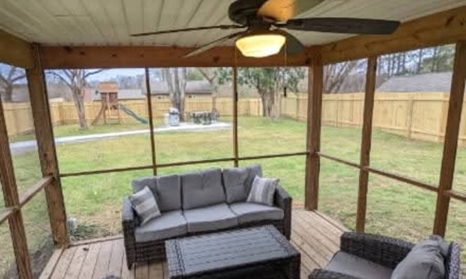 Knoxville House | Sleeps 17, 4 baths, two kitchens, outdoor living