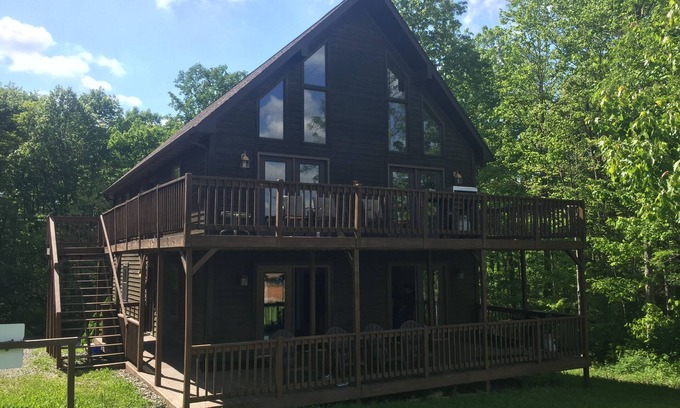 Fayetteville House | Sleeps 22. Affordable Cabin 30 minutes to New River Gorge Rafting & Climbing