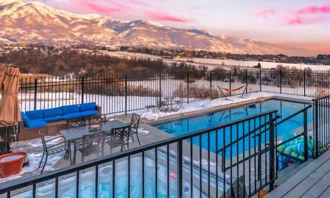 Layton Villa | Sleeps 24, 30% off Rental Car, Pool & Spa, 0 Fees