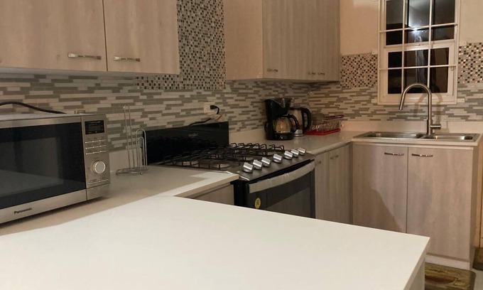 Discovery Bay House | Sleeps 4 With Free Parking, 15-min to Beach