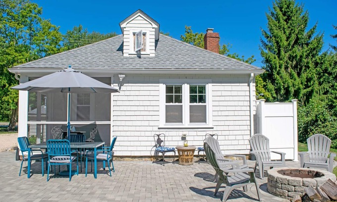 Narragansett House | Sleeps 6, Firepit, Walk to Beach