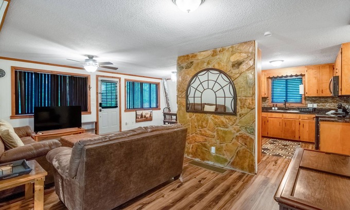 Mineral Bluff Cabin | Sleeps 8! Fire Pit, Games, 15 Mins from Downtown Blue Ridge