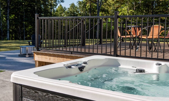 Wallingford House | Sleeps 8, hot tub, secluded, spacious