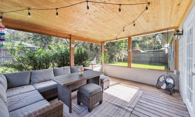 St. Augustine House | Sleeps 8 -Near Shrine Club/Boat Ramp/Pet Friendly