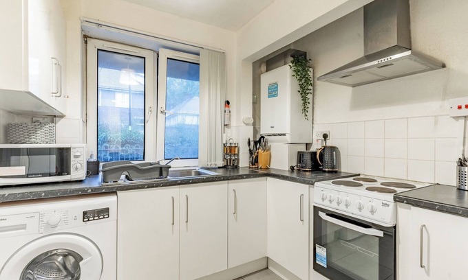 The Westside Apartment | Sleeps6-freewifi-smarttv-netflix-familyfriendly