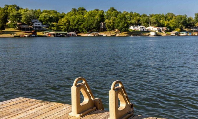 Williamstown Cabin | Slice of Summer- Lakefront w/Dock- 7 miles to Ark