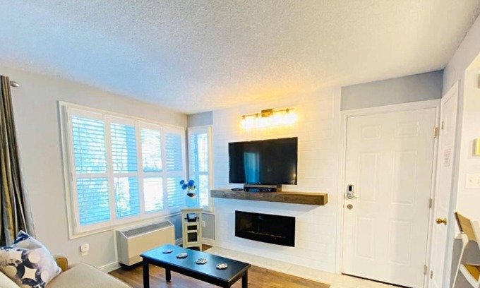 Craigleith Apartment | Slopeside Studio Wifi Towels Ski in Out