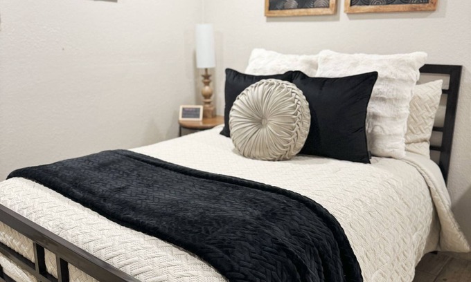 Eastern Division Apartment | Small Full Apartment in Lrdo