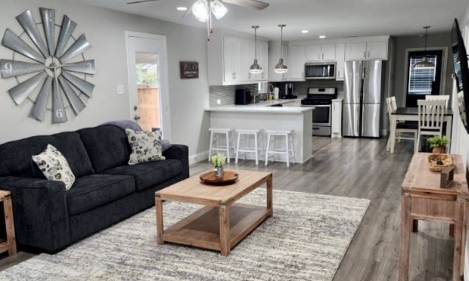 Leonard House | Small Town Charm near Event Center Down Town Leonard