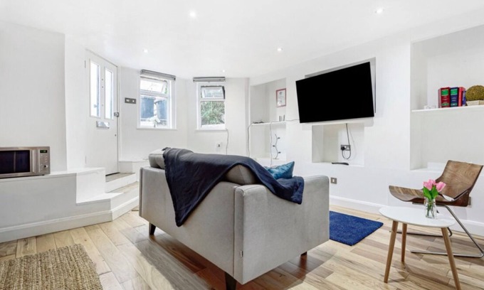 New Cross Apartment | Smart and Cosy apartment with own private garden and entrence