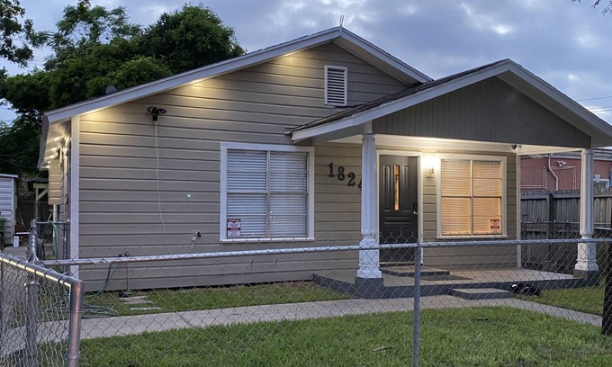 Brownsville House | Smart TVs, WiFi, Cold AC, Seafood Restaurant Next Door