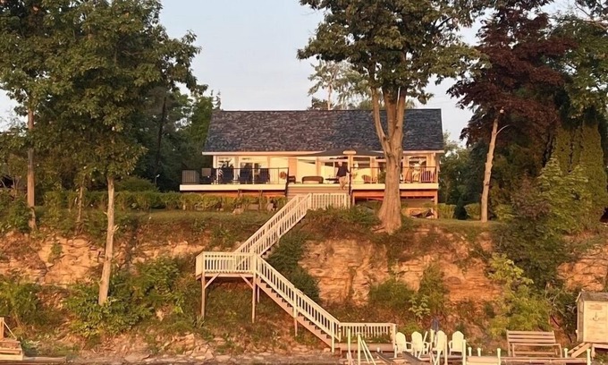 Town of Torrey House | Smith's Lake House, built 2021, enjoy spectacular sunrises, 4 bedroom 2 bathroom