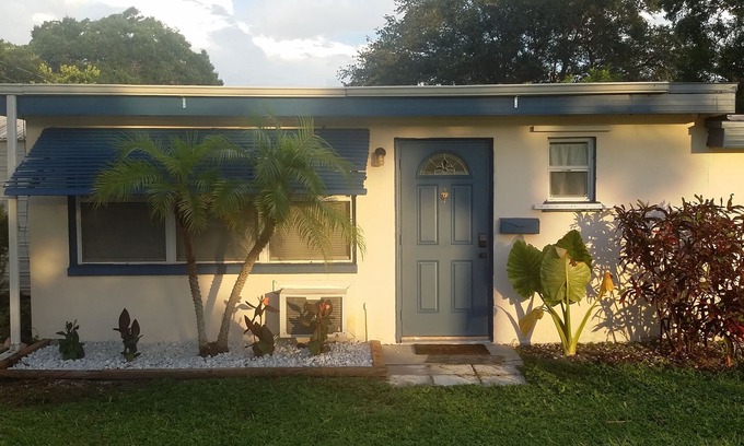 Bayshore Gardens Apartment | Smoke-free Bayshore Gardens 1-Room STUDIO Accessible to Bradenton/Sarasota