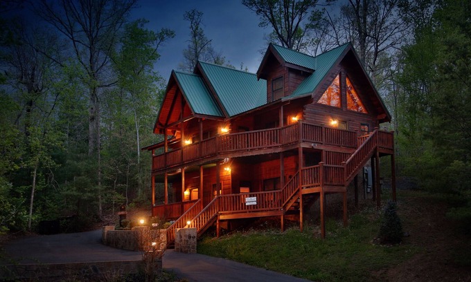 Gatlinburg - Pigeon Forge Cabin | Smoky Mountain Getaway - Five Bedroom Cabin