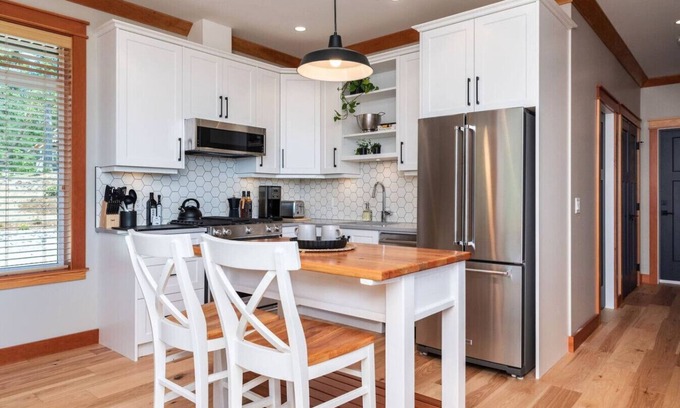 Metchosin Apartment | Smoky Mountain Retreat-Peaceful & Private Stay