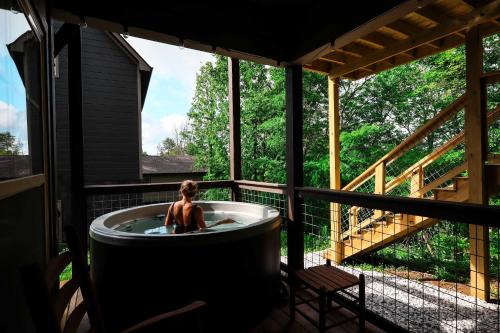 Sevierville House | Smoky Mtn Cabin New Deck Bunks Hot Tub Game Room