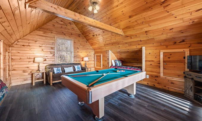 Sevierville Cabin | Smoky Mtn Cabin/Sleeps 8/Hot Tub/Pool Table