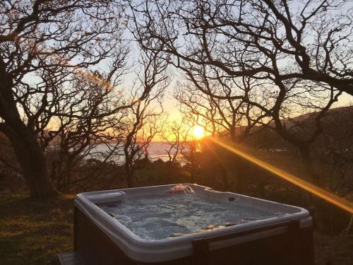 Caerdeon Apartment | Snowdonia Mawddach Cabin + hot tub