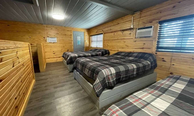 Pottsboro Cabin | Snug 3 Bed Cabin at Mill Creek Marina: Cabin 1