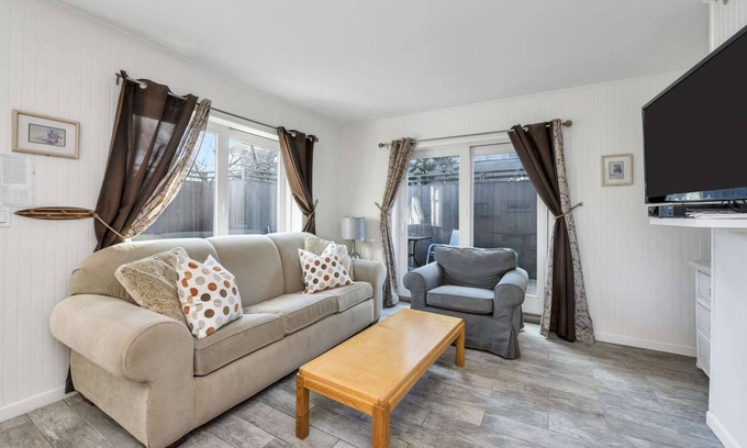 Napeague Apartment | Snuggly Homey 2BR Beachside Home|TennisWiFiPKGPool