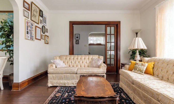 Cleveland House | Soaking Tub Dual Monitor Workspace 500 Mbps WiFi 50" Smart TV King Bed Near Beaches & Downtown CLE
