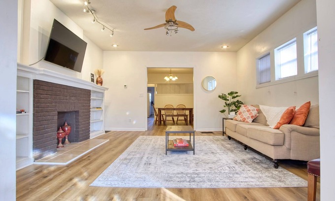 Meridian-Kessler House | SoBro Bungalow - Office - Free Parking