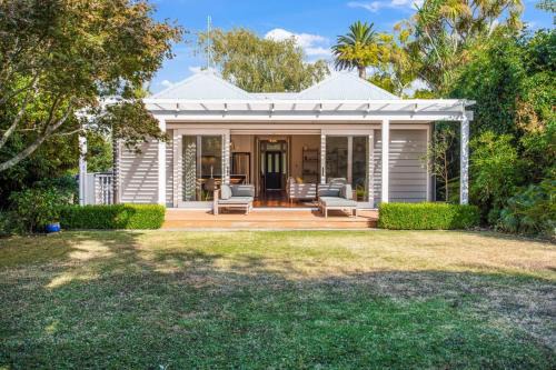 Mount Albert House | Solara Executive Villa with Air-Con and Backyard